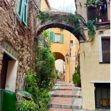 2 Pieces Vue Dans Le Quartier Historique De アパート *